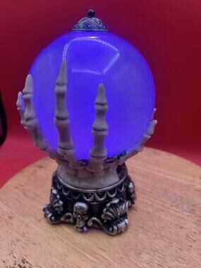 HALLOWEEN CRYSTAL BALL - LIGHTS UP COLORS - SKULL HANDS - VHTF Target Brand ☠️